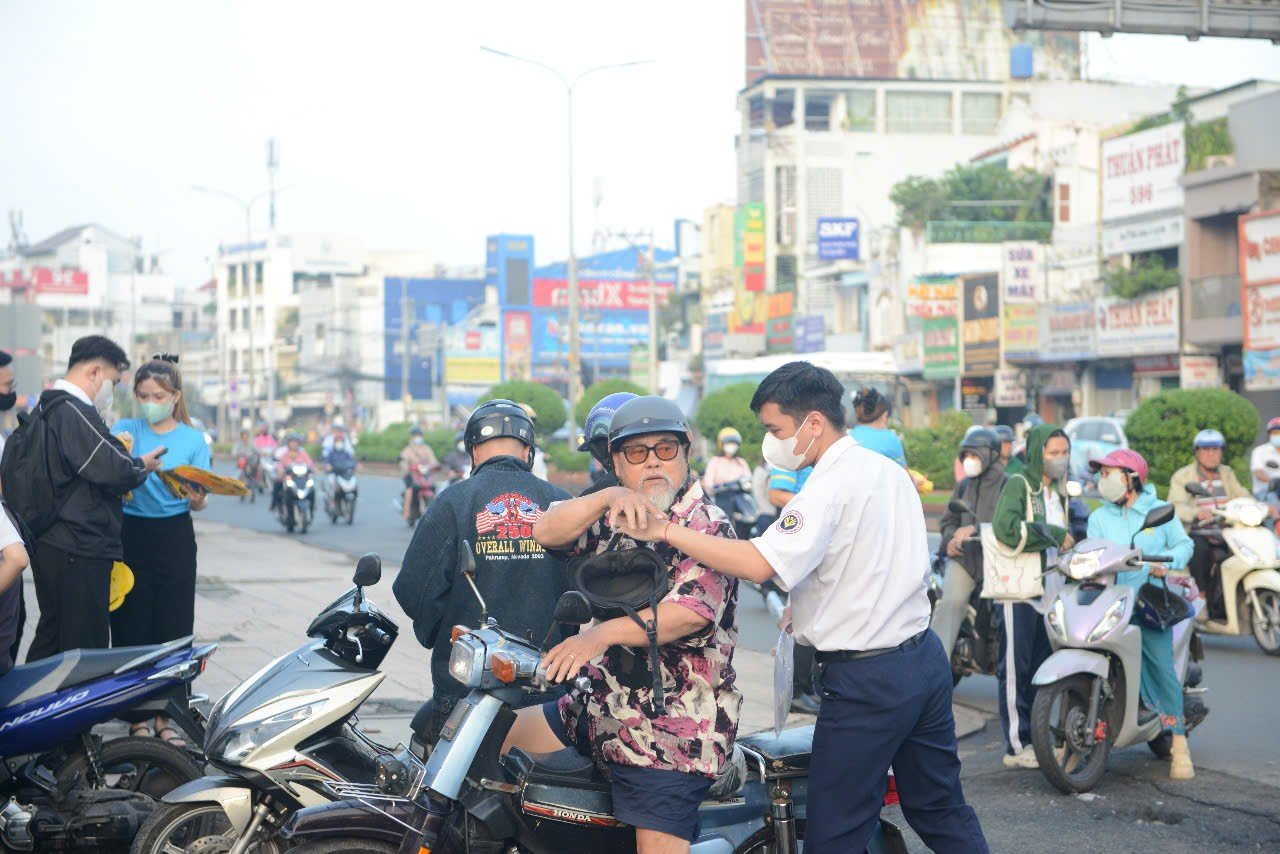 Phụ huynh đưa thí sinh đến điểm thi.