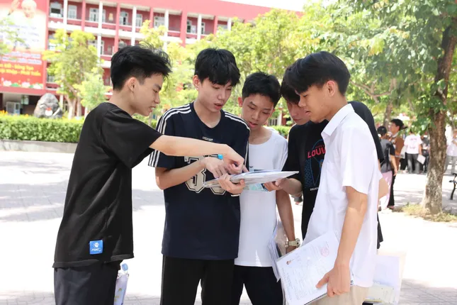 គ្រូទាយថា ពិន្ទុភាសាអង់គ្លេស និងជីវវិទ្យានឹងមានប្រហែល ៤-៥ រូបវិទ្យាទំនងជាមាន ១០ រូបច្រើន