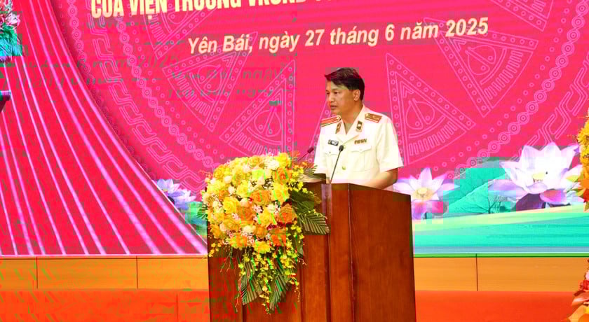 Phát biểu nhận nhiệm vụ, ông Nguyễn Minh Tiến – Viện trưởng Viện KSND tỉnh Lào Cai cảm ơn sự tin tưởng của Ban thường vụ Đảng ủy, lãnh đạo Viện KSND Tối cao cũng như của lãnh đạo 2 tỉnh Lào Cai và Yên Bái. Thay mặt cho toàn thể cán bộ, công chức ngành kiểm sát tỉnh Lào Cai mới, ông Tiến cam kết tiếp thu những chỉ đạo của lãnh đạo Viện và lãnh Tỉnh để từ đó cố gắng nỗ lực hết mình, quyết tâm hoàn thành tốt mọi nhiệm vụ được giao. Ảnh: Nguyên Đức.
