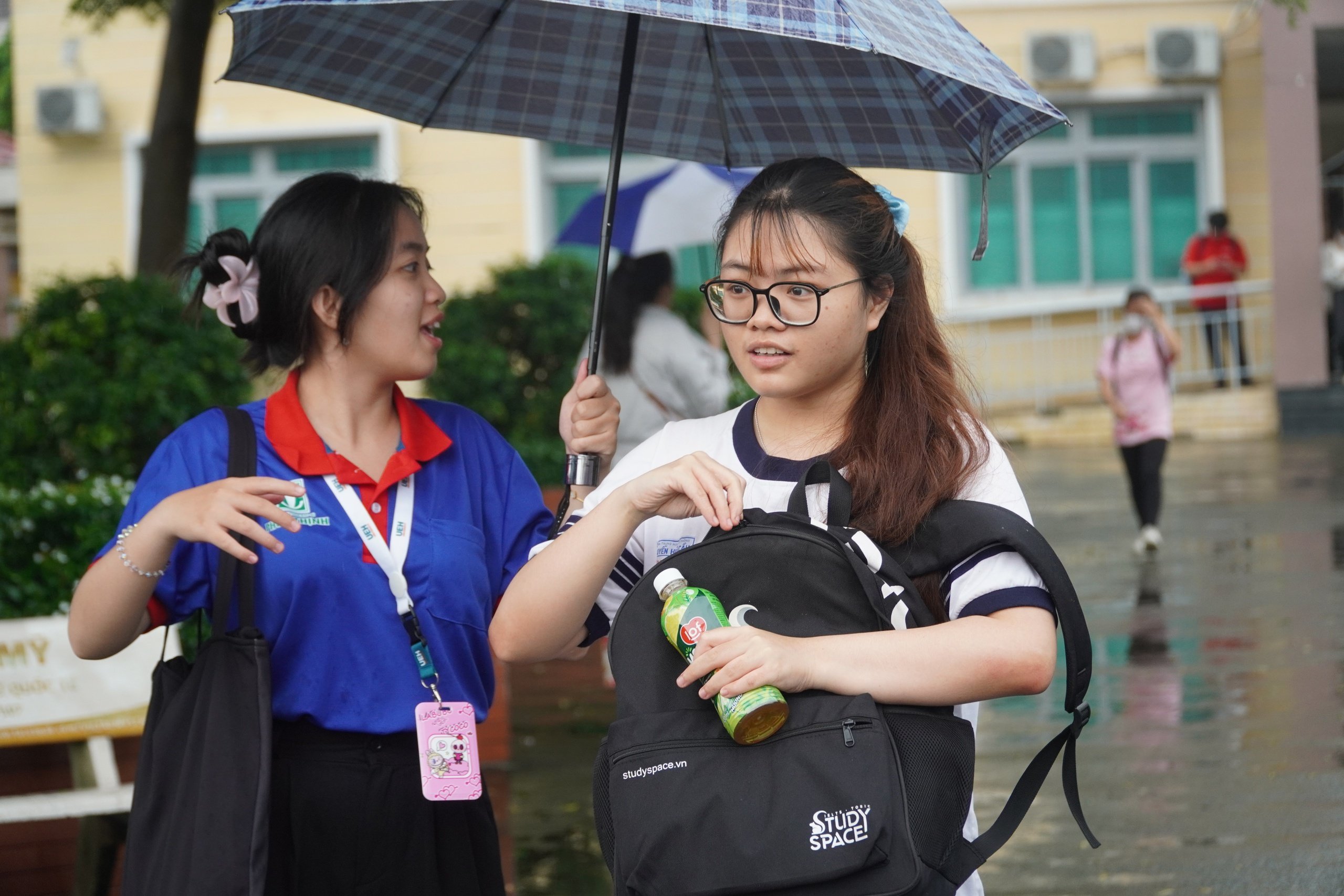 Kết thúc bài thi tiếng Anh, thí sinh tự do phấn khởi 