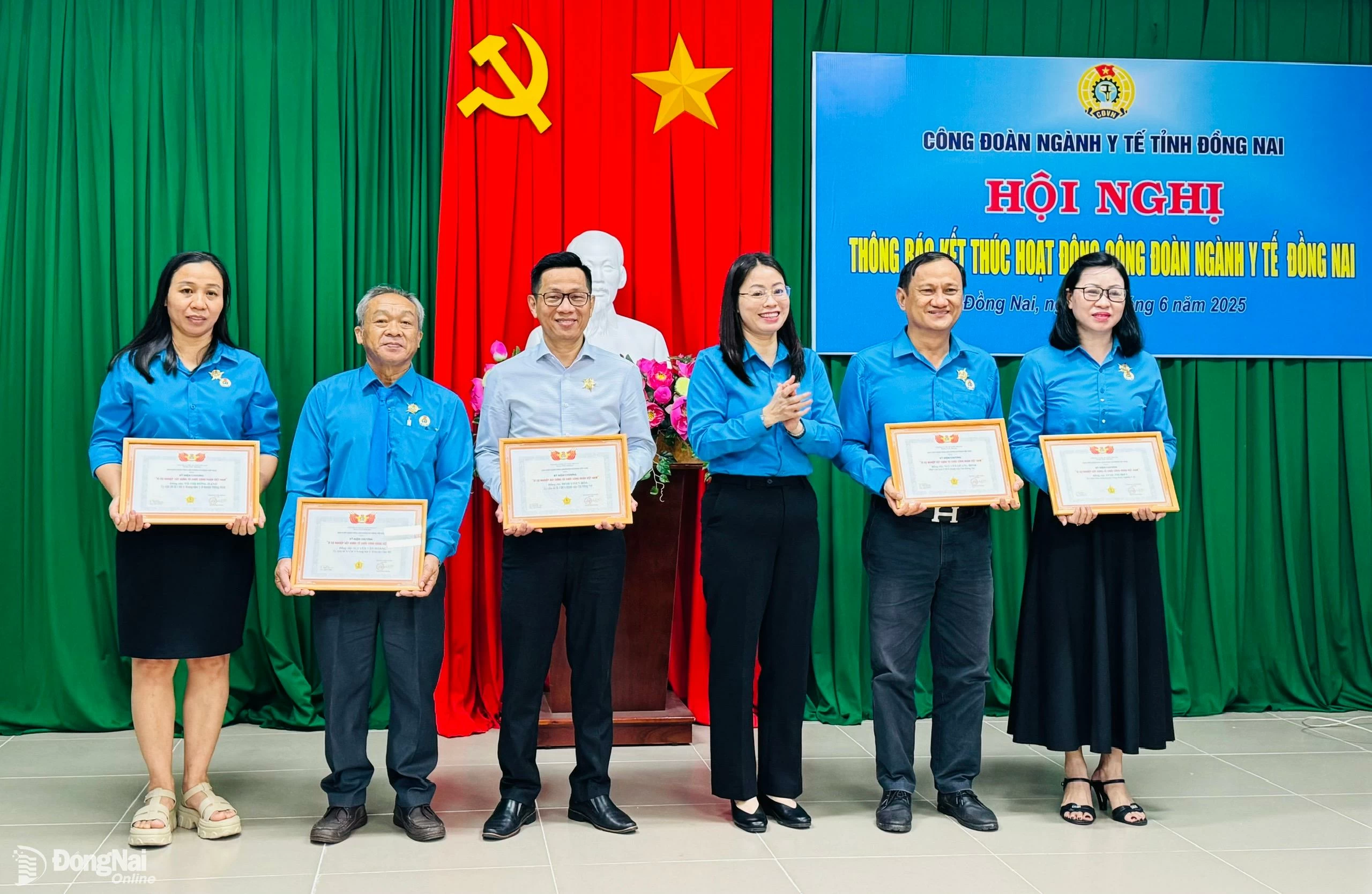 Phó chủ tịch Liên đoàn Lao động tỉnh Bùi Thị Nhàn trao kỷ niệm chương Vì sự nghiệp xây dựng tổ chức công đoàn cho các cá nhân. Ảnh: Hạnh Dung