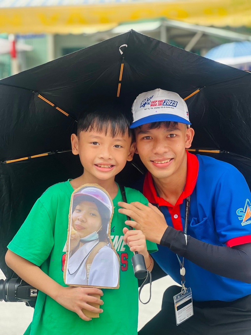 Rụng tim với cậu bé đưa chị đi thi: “Ở nhà như chó với mèo” - 2