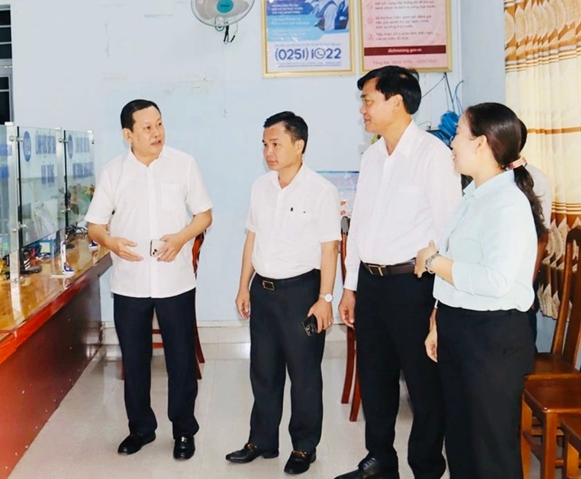 Phó Giám đốc Sở Nông nghiệp và Môi trường Đặng Minh Đức kiểm tra Trung tâm Hành chính công xã Bình Minh