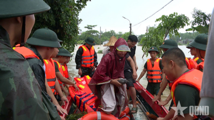 タイグエン省軍司令部の将校と兵士は、モーターボートを使って浸水地域から人々を避難させた。（写真：人民軍事新聞）