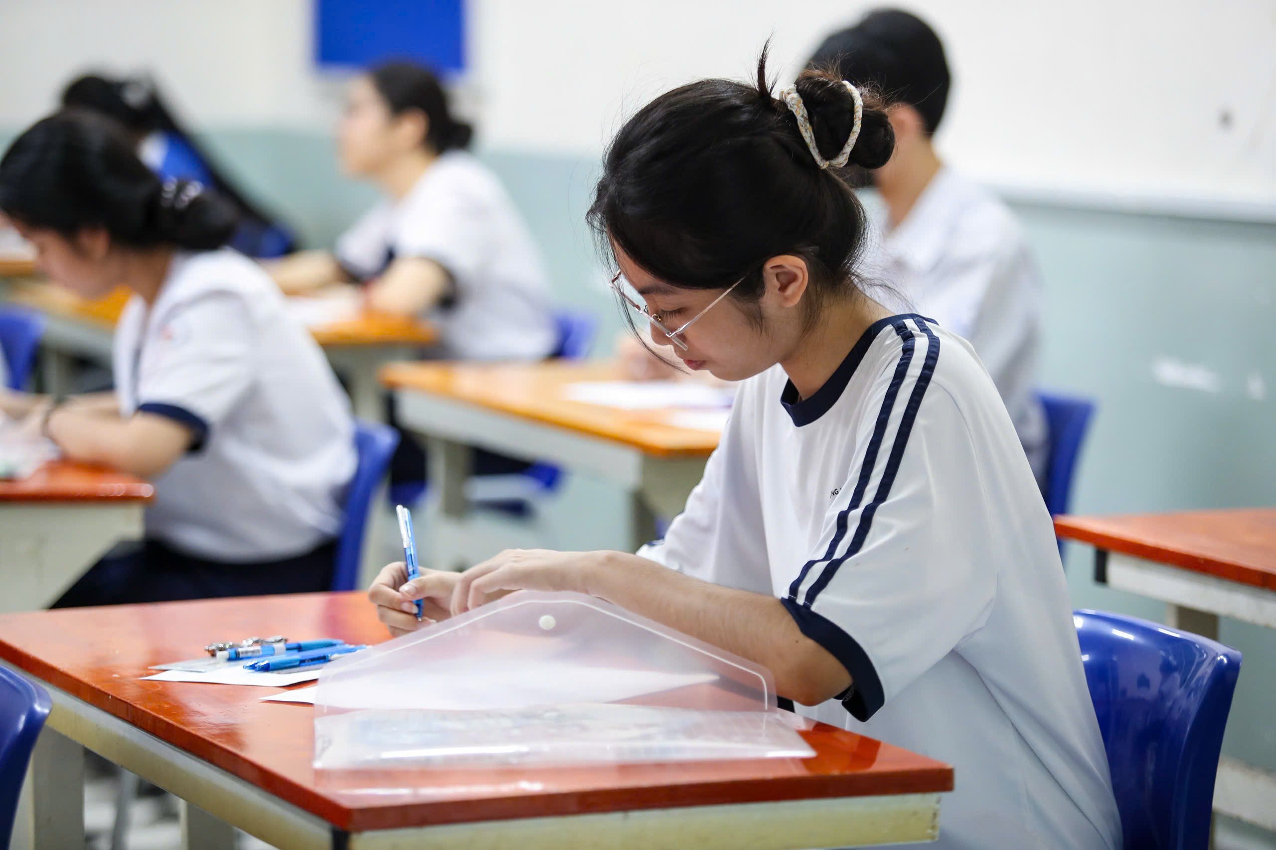 Thi tốt nghiệp THPT 2025: Đề chính thức môn vật lý - Ảnh 5.