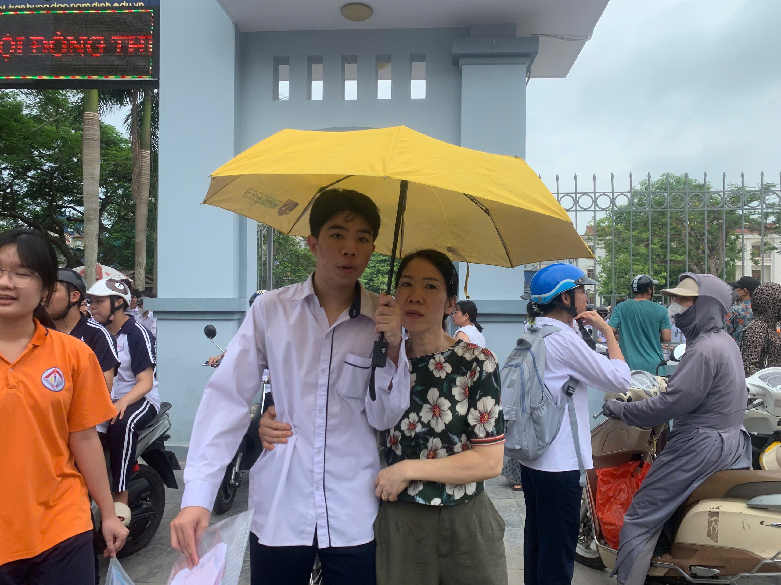 Thi tốt nghiệp THPT 2025: Thí sinh than trời 