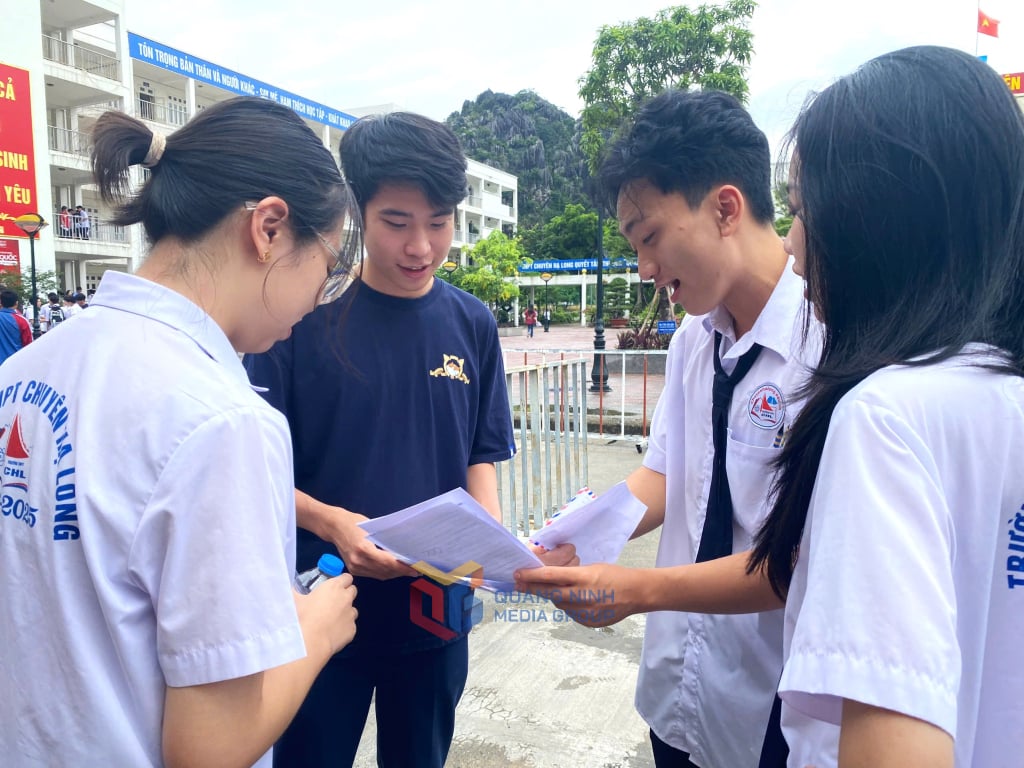 Các thí sinh thảo luận kết quả sau khi kết thúc các môn thi. 