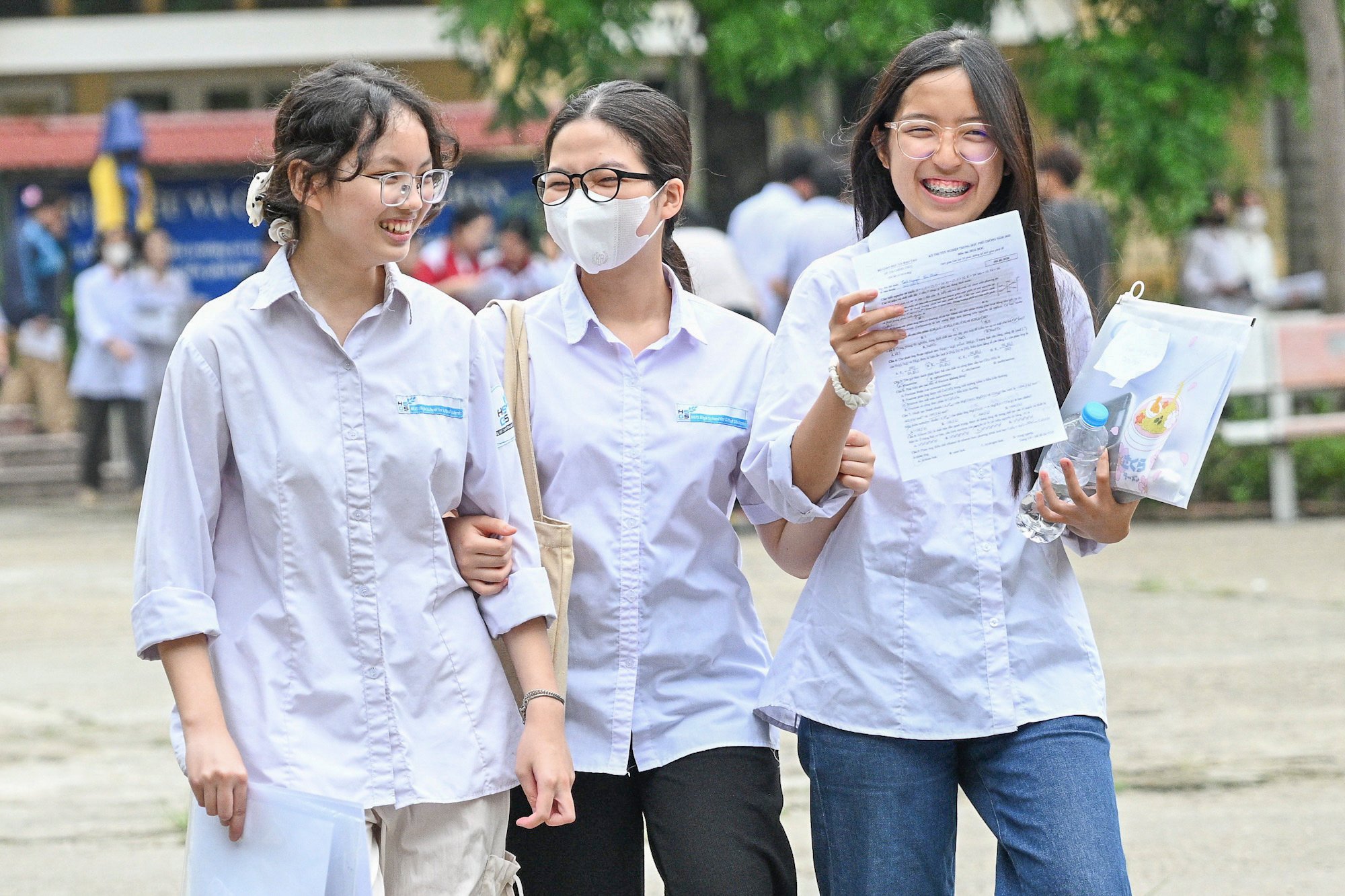 Kỳ thi tốt nghiệp THPT 2025: Thí sinh Hà Nội nhẹ nhõm sau buổi thi cuối - Ảnh 5.