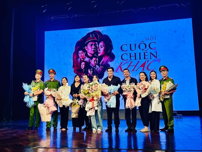 Lâm Vỹ Dạ, Minh Luân tạo ấn tượng manhj tại Hà Nội với vở "Một cuộc chiến khác" - Ảnh 1.