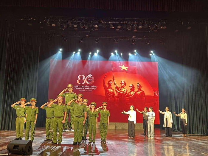 Lâm Vỹ Dạ, Minh Luân tạo ấn tượng manhj tại Hà Nội với vở "Một cuộc chiến khác" - Ảnh 3.