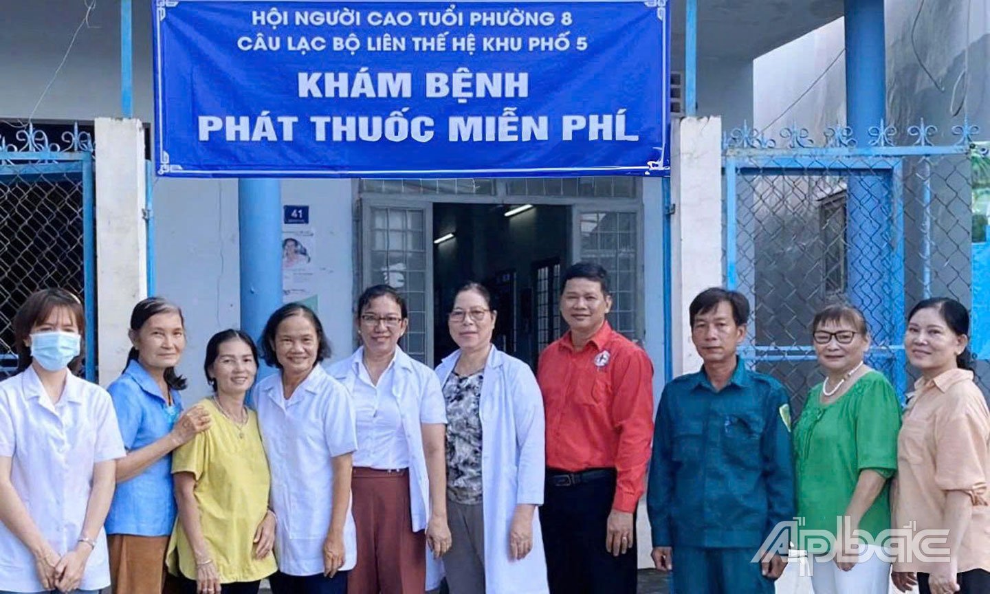 สโมสร LTHTGN ไตรมาสที่ 5 เขตที่ 8 เมืองไมโท จัดคณะผู้แทนเพื่อตรวจสอบและแจกยาฟรีให้กับผู้สูงอายุ