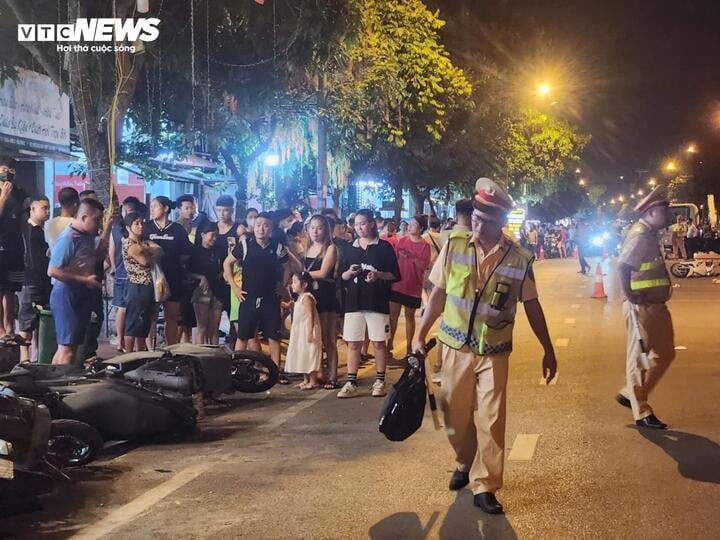 وكان المسؤولون حاضرين في مكان الحادث.