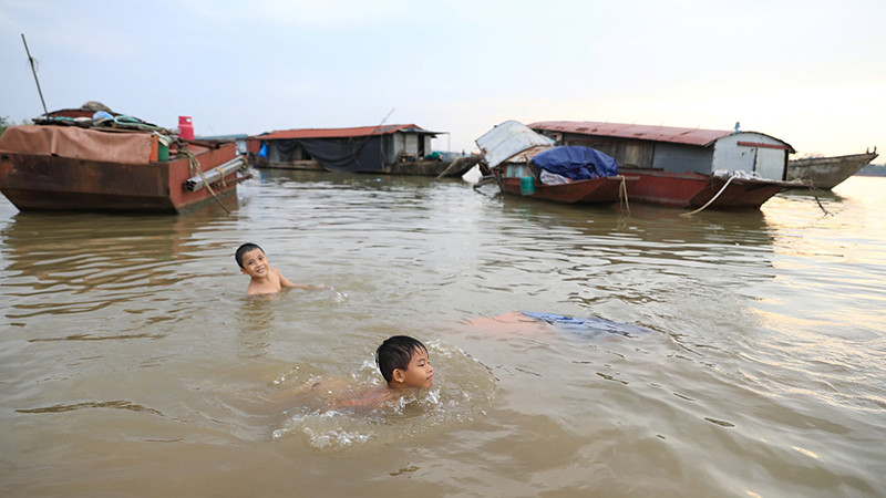 Children practice swimming at Van Duc fishing village, Van Duc commune, Gia Lam district, Hanoi. (Photo: THANH DAT)