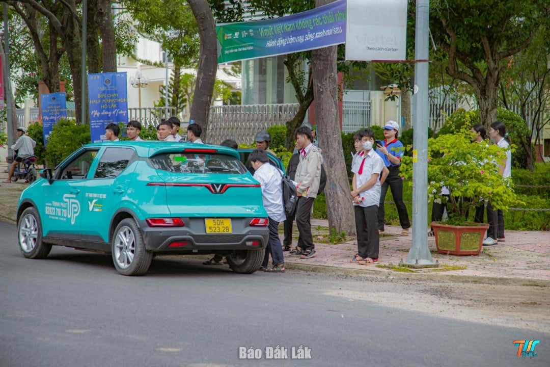 Phương tiện của Hãng taxi Thịnh Phát chở thí sinh từ điểm thi về nơi trọ.