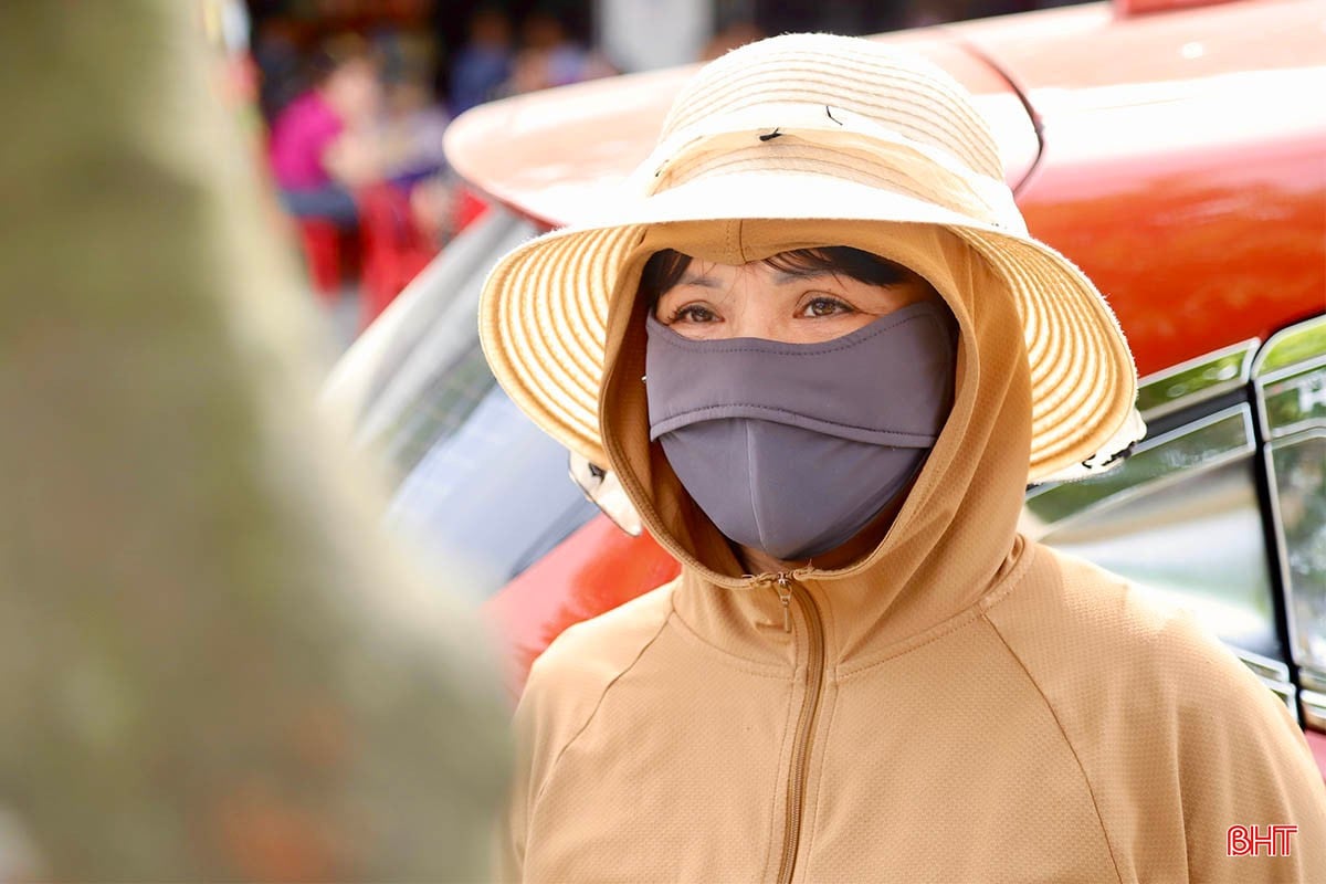 Những ánh mắt mong chờ xuyên suốt thời gian con làm bài thi. Họ đang trải qua một “kỳ thi” của riêng mình, một kỳ thi không có đáp án cụ thể, nhưng chắc chắn rằng, tình yêu thương và sự hy sinh của họ chính là điểm 10 trọn vẹn nhất.