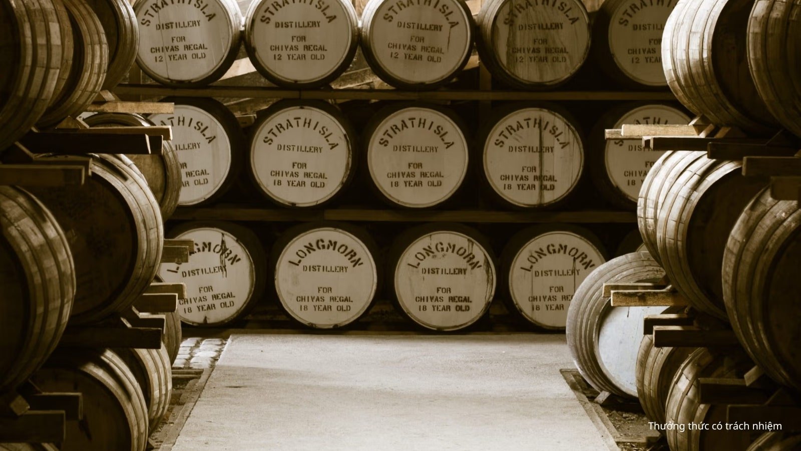 Hương vị rượu Whisky là kết quả của sự kết hợp phức tạp giữa nguyên liệu, công nghệ sản xuất và kỹ thuật ủ rượu nghiêm ngặt.jpg