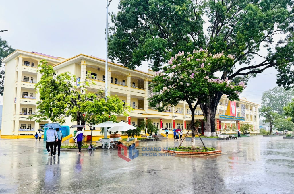 Sáng sớm có mưa nhẹ nhưng không ảnh hưởng nhiều đến các thí sinh dự thi. 