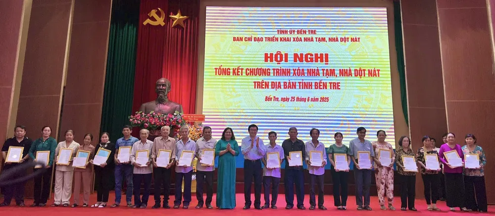 Ho Thi Hoang Yen, Sekretär des Parteikomitees der Provinz Ben Tre, überreichte Kollektive und Einzelpersonen Verdiensturkunden für ihre Leistungen bei der Beseitigung von provisorischen und baufälligen Häusern in der Provinz.