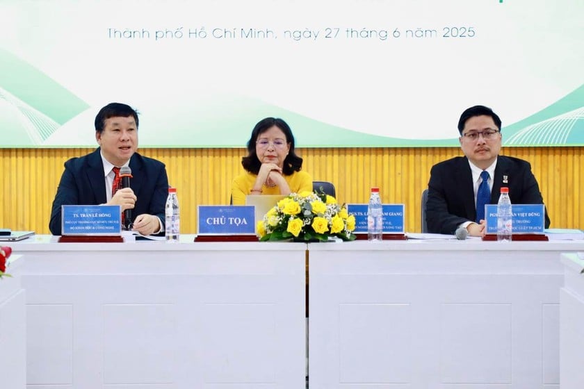Ban chỉ toạ điều hành Hội thảo.