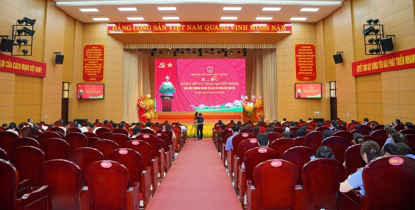 Tại buổi lễ, ông Nguyễn Đức Hùng - Phó Chánh Văn phòng Viện KSND Tối cao công bố các quyết định bổ nhiệm lãnh đạo Viện KSND tỉnh Lào Cai mới và 9 Viện KSND khu vực. Ảnh: Nguyên Đức