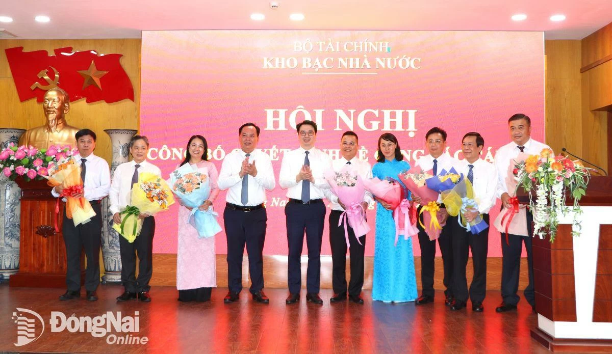 Các Tân giám đốc và phó giám đốc KBNN khu vực XVII chụp hình lưu niệm với Chủ tịch UBND tỉnh Võ Tấn Đức và Giám đốc KBNN Trần Quân. Ảnh: Ngọc Liên