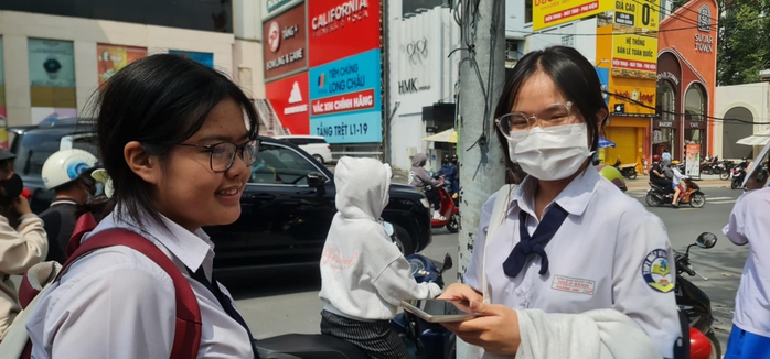 Sĩ tử cười tươi, phụ huynh bật khóc sau kỳ thi tốt nghiệp THPT 2025 - Ảnh 5.