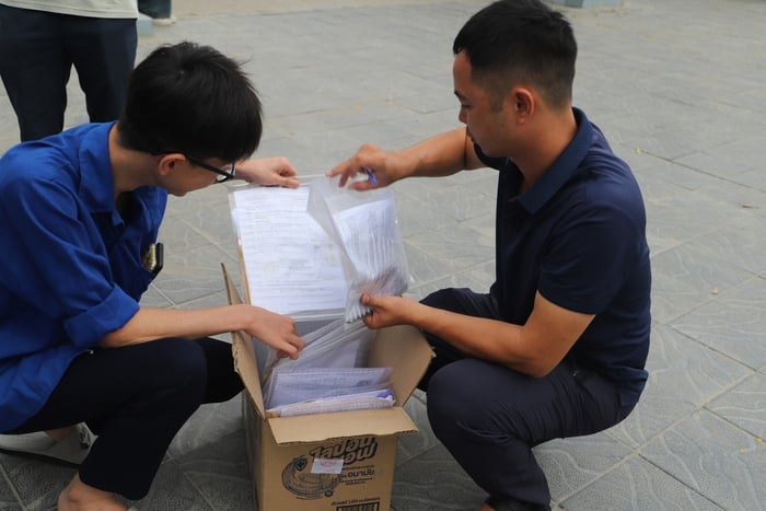 Điểm danh từng em, phá khóa lấy CCCD: Chuyện chưa kể về sự tận tâm của thầy cô trong mùa thi tốt nghiệp- Ảnh 4.