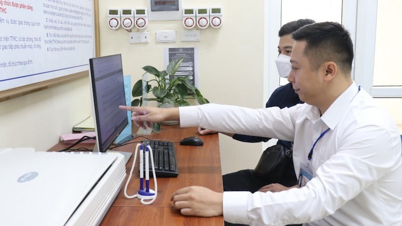 Людям предлагают выполнять административные процедуры в режиме онлайн. (Иллюстрация на фото)