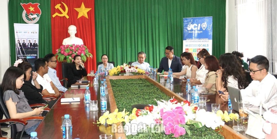 Các đại biểu tham dự chương trình.