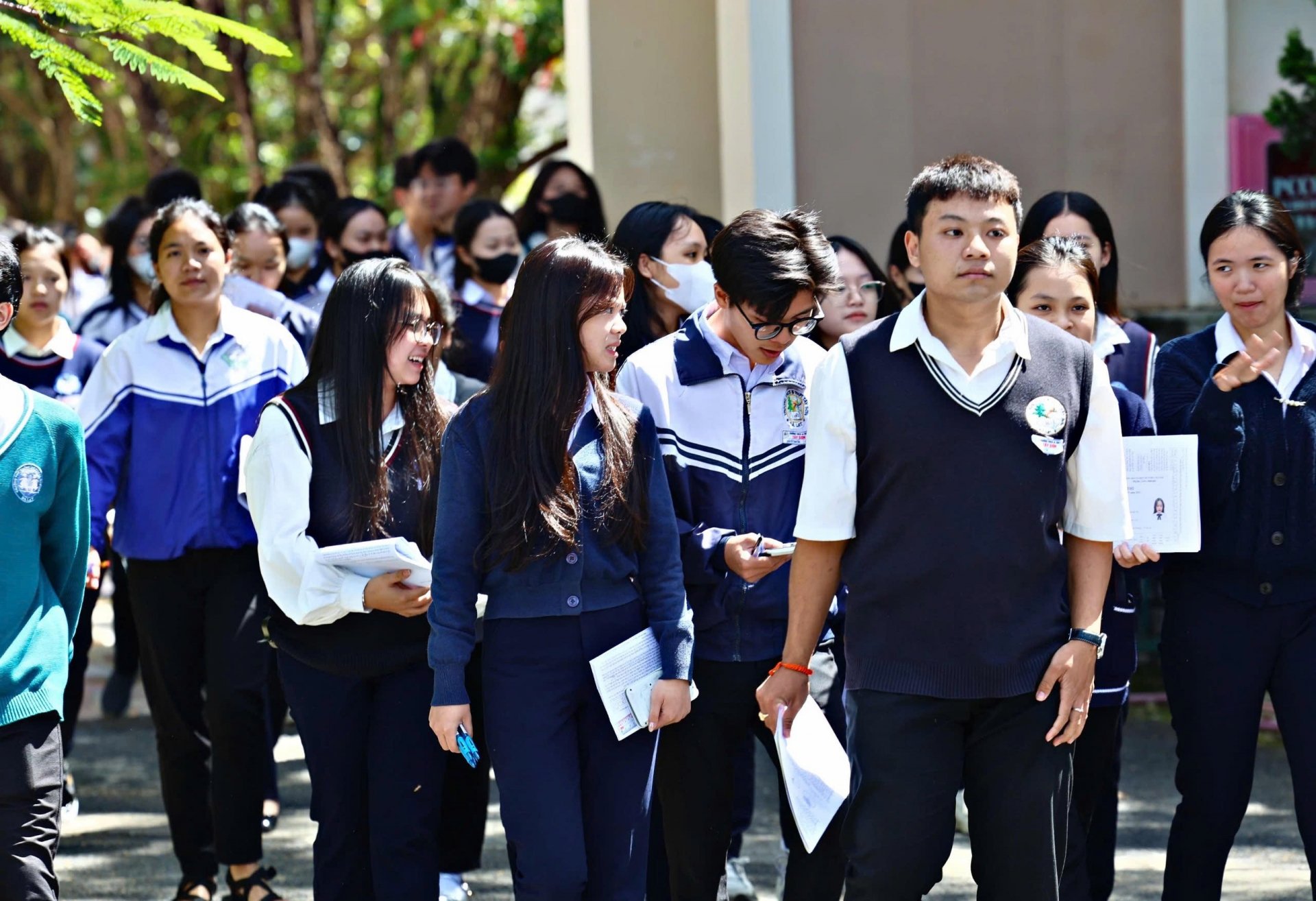 TS ra về sau khi hoàn thành bài thi môn tự chọn tại Điểm thi Trương THPT Chuyên Thăng Long. 