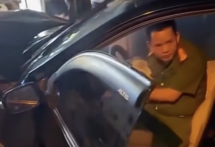 Ông Hồ Sỹ Phong bị cách chức và tạm đình chỉ công tác để điều tra hành vi say xỉn lái ô tô gây tai nạn.