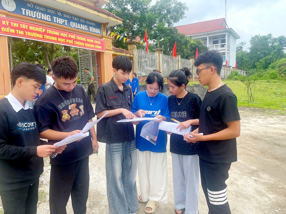 Thí sinh điểm thi Trường THPT Quang Bình thảo luận về đề thi (Ảnh: HỒNG NHUNG)
