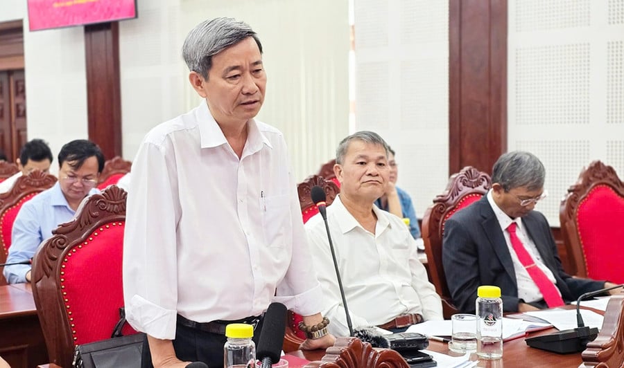 Bí thư Thị ủy Ayun Pa Trần Quốc Khánh thông tin xoay quanh vụ việc đốn hạ cây xanh tại khuôn viên trụ sở UBND phường Cheo Reo. Ảnh: Bá Bính