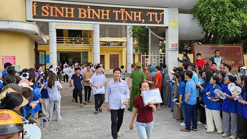 Thí sinh rời địa điểm thi Trường trung học phổ thông Đào Duy Từ ở thành phố Thanh Hóa.