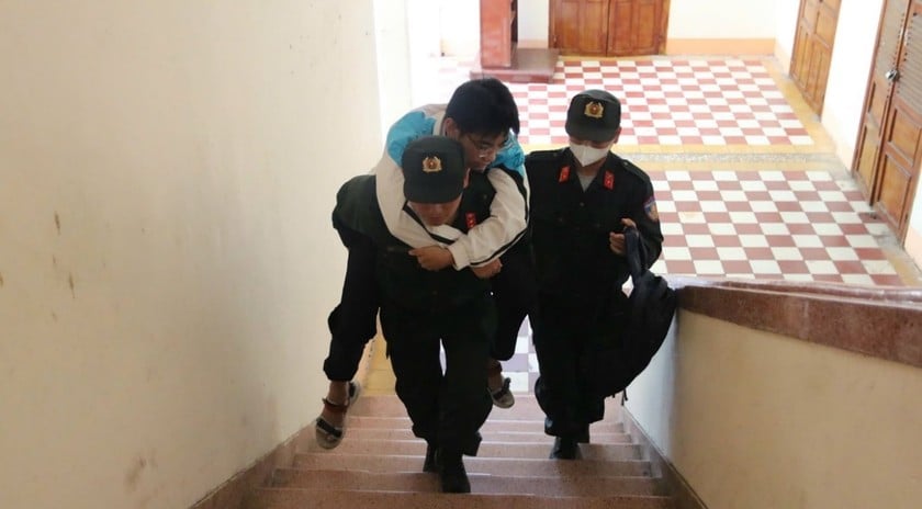 Bên trong Trường Quốc học Quy Nhơn, các sĩ quan cảnh sát thuộc Trung đoàn Cảnh sát Cơ động Nam Trung Bộ tiếp tục cõng thí sinh Đ.V.P lên cầu thang để đảm bảo em đến được phòng thi của mình.