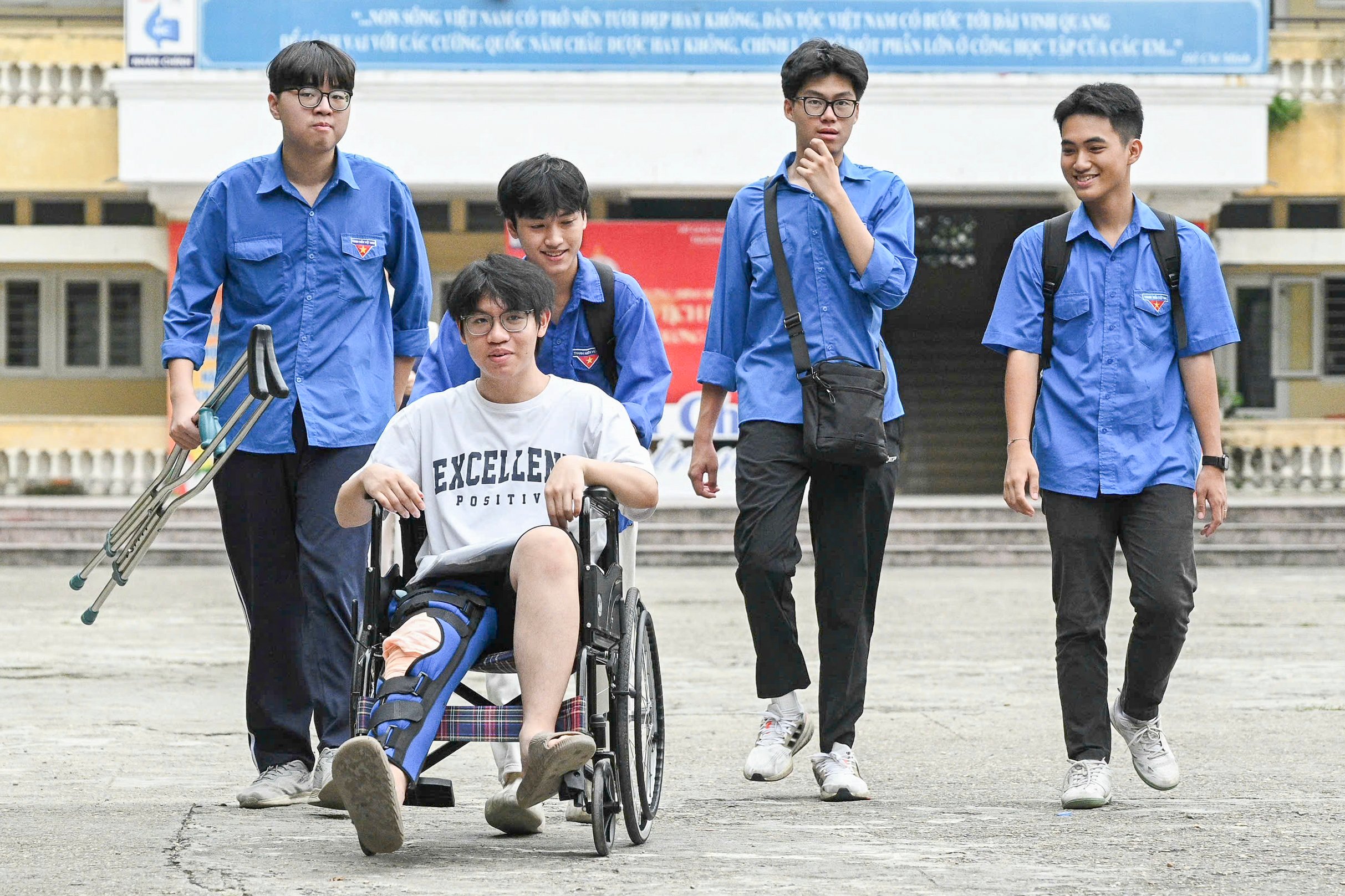 Kỳ thi tốt nghiệp THPT 2025: Thí sinh Hà Nội nhẹ nhõm sau buổi thi cuối - Ảnh 2.