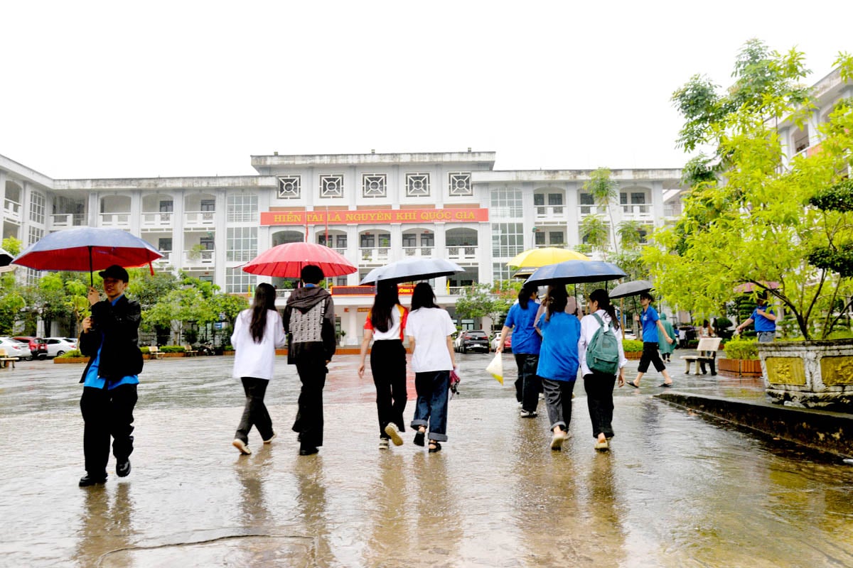 Candidates arrive at the examination site of Ha Giang Specialized High School to take the optional exam for the 2025 high school graduation exam. (Photo: Moc Lan)