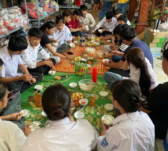 Cơm trưa, chỗ nghỉ miễn phí: Nghĩa tình mùa thi từ vợ chồng vùng núi ảnh 1