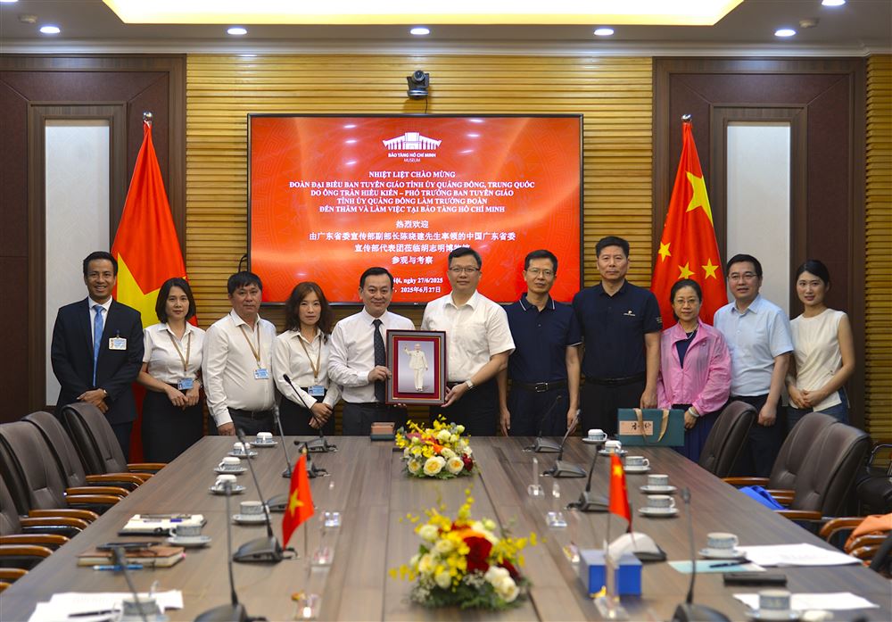 Đoàn đại biểu Ban Tuyên giáo Tỉnh ủy Quảng Đông, Trung Quốc thăm và làm việc tại Bảo tàng Hồ Chí Minh