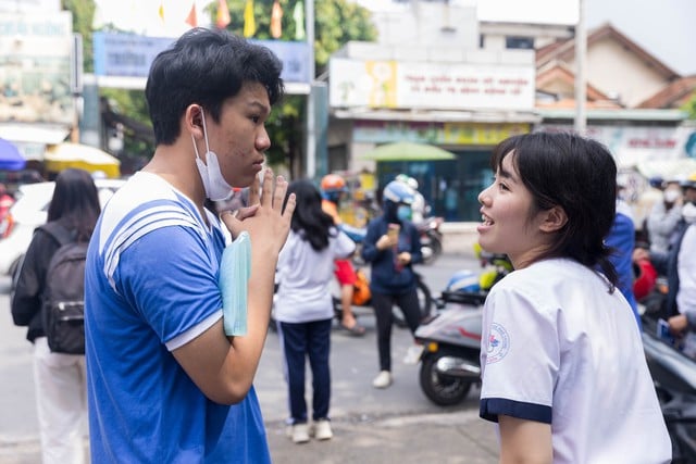 Điểm SAT 1% thế giới cũng sốc với độ khó đề tiếng Anh thi tốt nghiệp THPT - Ảnh 1.