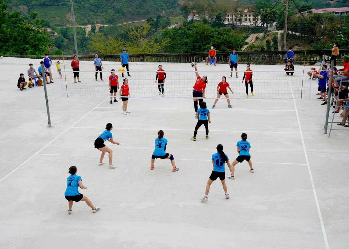 Les habitants de la ville de Vinh Quang (Hoang Su Phi) pratiquent des sports.