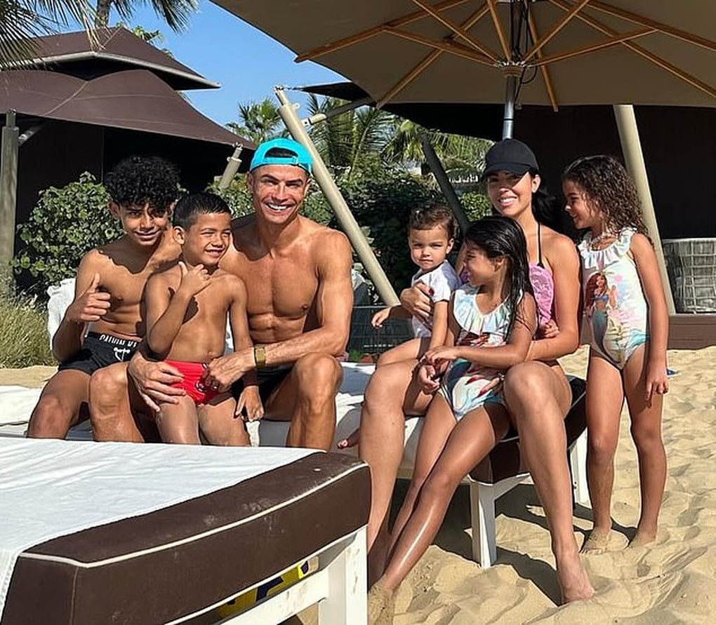 Đãi ngộ “vua chúa” của Ronaldo: Một ngày lương bằng nhiều người làm cả đời - 2