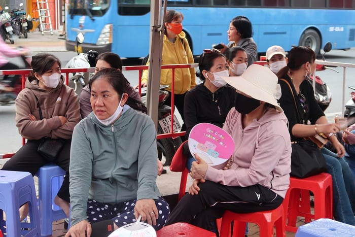 Đứng trước cổng điểm thi tốt nghiệp THPT 2025, thương hơn tấm lòng cha mẹ- Ảnh 7.