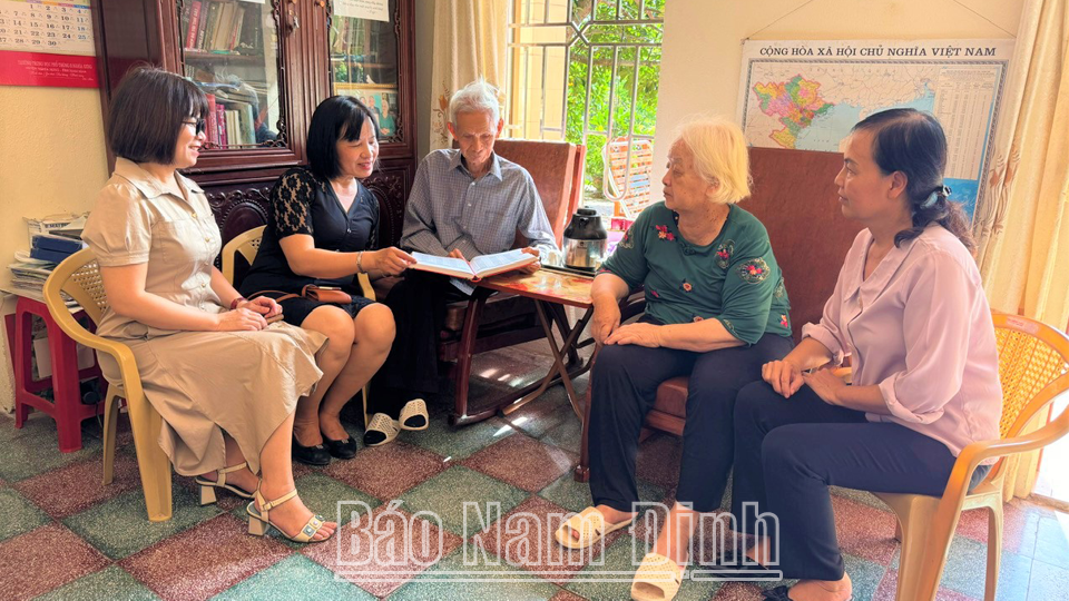 Gia đình ông Nguyễn Trọng Chiếm, thị trấn Quỹ Nhất (Nghĩa Hưng) được công nhận là gia đình văn hóa tiêu biểu nhiều năm liền ở địa phương.