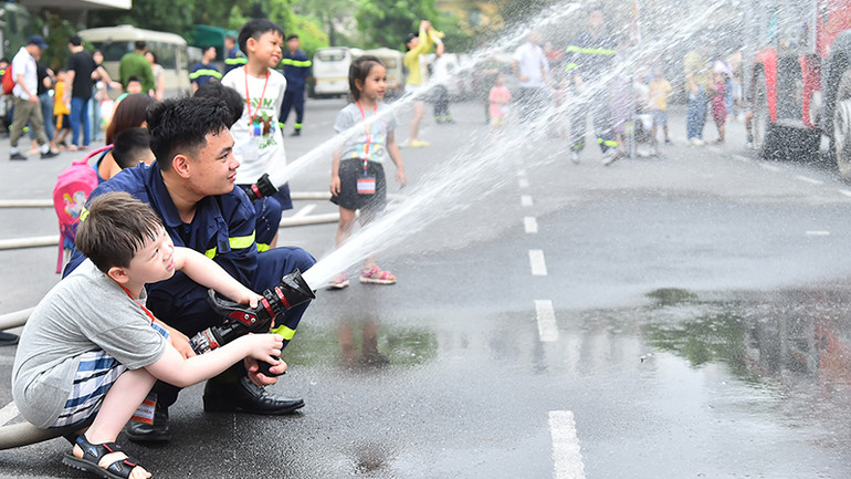 Children attend a program to experience fire escape skills at the Hanoi Fire Prevention and Fighting University. (Photo: THUY NGUYEN)