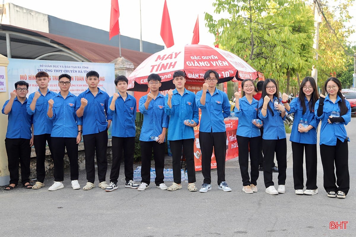 Hoạt động "Tiếp sức mùa thi" đã trở thành một nét đẹp không thể thiếu trong mỗi kỳ thi, hàng nghìn đoàn viên thanh niên đã có mặt tại tất cả các điểm thi để hỗ trợ thí sinh.