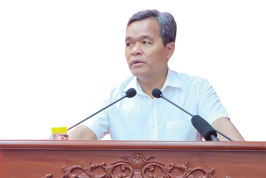Ủy viên Ban Chấp hành Trung ương Đảng, Bí thư Tỉnh ủy, Chủ tịch HĐND tỉnh Hồ Văn Niên phát biểu chỉ đạo tại hội nghị. Ảnh: Bá Bính