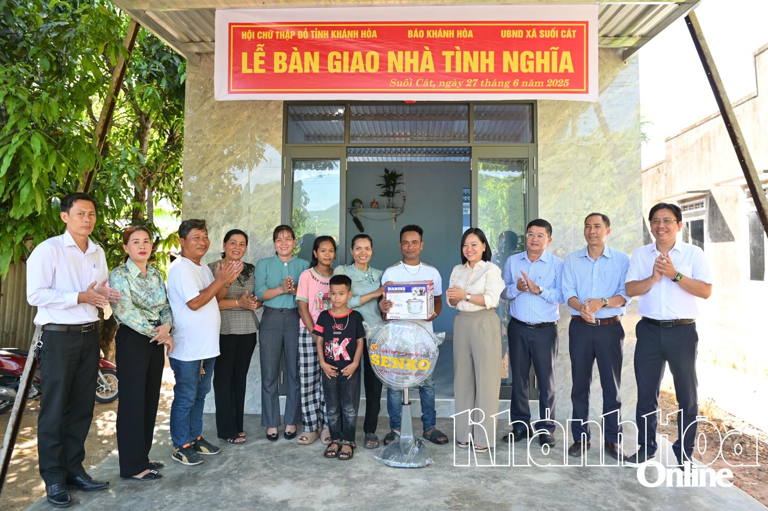 Los líderes del periódico Khanh Hoa y otras unidades y localidades entregaron casas y dieron regalos a la familia.