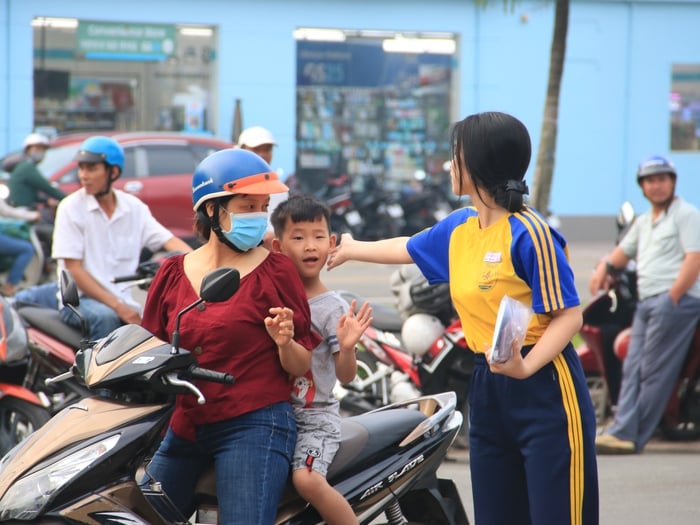 Đứng trước cổng điểm thi tốt nghiệp THPT 2025, thương hơn tấm lòng cha mẹ- Ảnh 10.