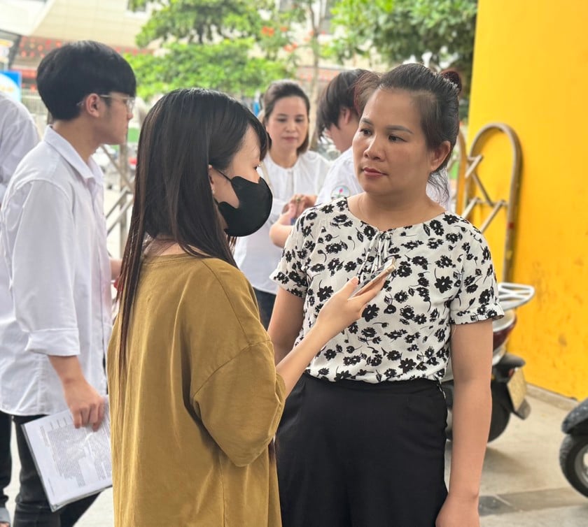 Tâm sự, hỏi han con về bài thi hôm nay.